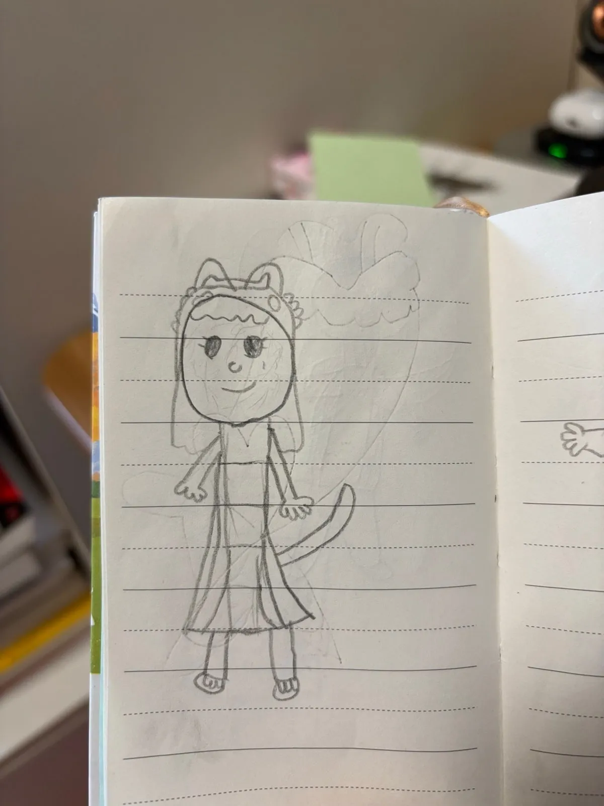 小猫装小姑娘